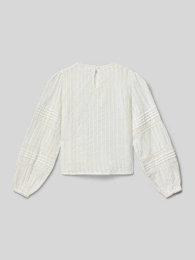 Mädchen trägt Blusenshirt mit Rundhalsausschnitt von Mango, Reine Baumwolle, Lockerer Schnitt, Schlüsselloch-Ausschnitt, Raffungen, Rückenlänge 44 cm, Ärmellänge 52 cm, weiße Farbe, strukturierte Oberfläche, Ganzkörperansicht Rückansicht.