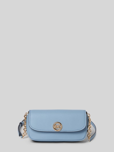 Produktfoto, Umhängetasche mit Label-Detail Modell 'NOLITA' von MICHAEL Michael Kors, hellblau, goldfarbene Details, Umschlag mit Druckknopfverschluss, verstellbarer Schultergurt, Szerokość w rozmiarze 1: 21 cm, długość: 11 cm, głębokość: 7 cm, długość paska: 110 cm, skórzana faktura