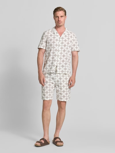 Mannelijk model draagt wit relaxed fit vrijetijdsoverhemd uit puur katoen met grafisch patroon van s.Oliver RED LABEL, frontale lichaamsaanzicht.