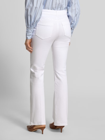 Vrouwenmodel draagt Flared Cut Jeans mit Eingrifftaschen van Christian Berg Woman in wit, katoenmix met stretch, regular fit, detailopname van achteren.