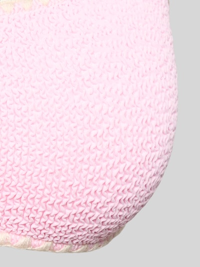 Frauenmodel trägt Bikini-Oberteil mit Strukturmuster Modell 'NAIMA' von MC2 Saint Barth in Rosa aus Material-Mix mit Stretch-Anteil, Detailaufnahme.
