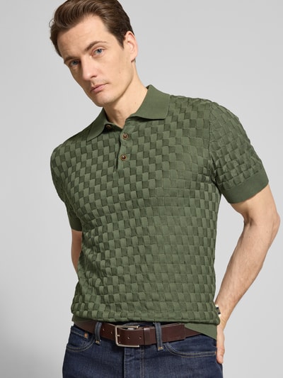 Männermodel trägt Slim Fit Poloshirt aus reiner Baumwolle Modell 'Heritage' von Matinique in Grün mit Polokragen, Nahaufnahme Oberkörper.