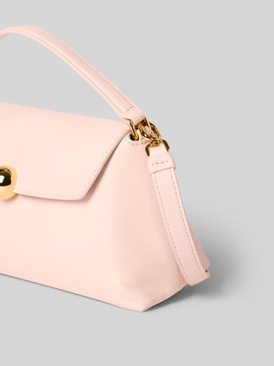 Produktfoto, Umhängetasche mit Label-Detail Modell 'SFERA' von FURLA in zartem Rosé, glatte Textur, goldfarbene Details, Hauptfach mit Umschlag und Druckknopfverschluss, verstellbarer Schultergurt, Breite 23 cm, Länge 14 cm, Tiefe 9 cm, Schulterriemen 110 cm.