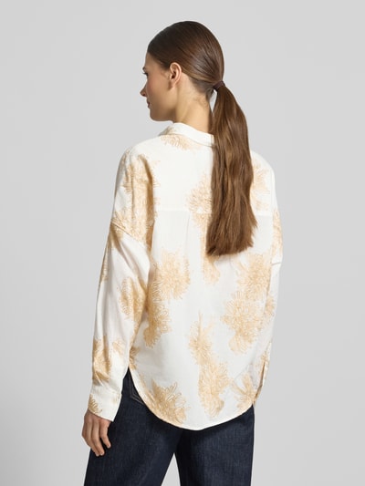 Vrouwenmodel draagt Regular Fit blouse met stitchings model 'LUCY' van 0039 Italy, puur katoen, overhemdkraag, ruglengte maat S 67 cm, mouwlengte 47 cm, floral patroon in geel op wit, materiaal met zachte textuur, geheel lichaamsaanzicht achteraan.