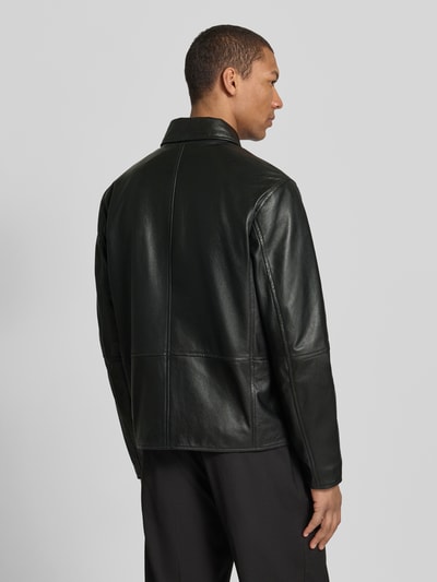 Männermodel trägt Regular Fit Lederjacke aus echtem Lammleder Modell 'KELLAN-S' von Strellson in Unifarben-Optik, Ganzkörperansicht Rückansicht.