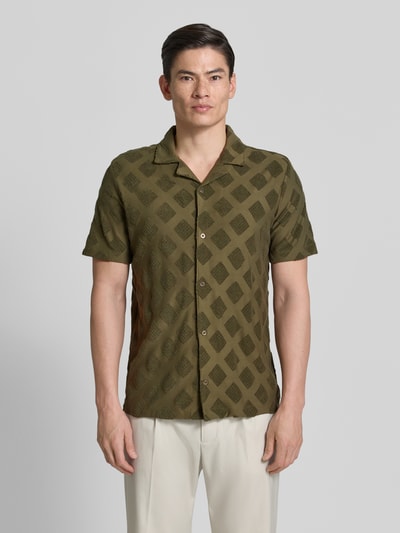 Männermodel trägt Slim Fit Poloshirt mit Strukturmuster von Fynch-Hatton aus Baumwoll-Mix, Reverskragen, kurzärmelig, Ganzkörperansicht von vorne.