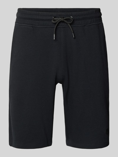 Produktfoto, czarne szorty Straight Fit Shorts mit Logo-Stitching Modell 'Fillip' od Blend z bawełny, fakturowany wzór, wpuszczane i tylne kieszenie, elastyczny pas z tunelem, szerokość w rozmiarze M: 39 cm, długość wewnętrzna nogawki w rozmiarze M: 26 cm