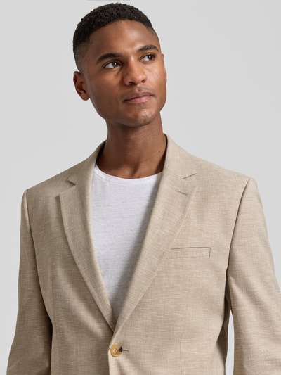 Männermodel trägt Regular Fit Anzugsakko mit Leinen-Anteil Modell 'ARTI' von HUGO in Melange-Optik mit Label-Applikation, Nahaufnahme Oberkörper.