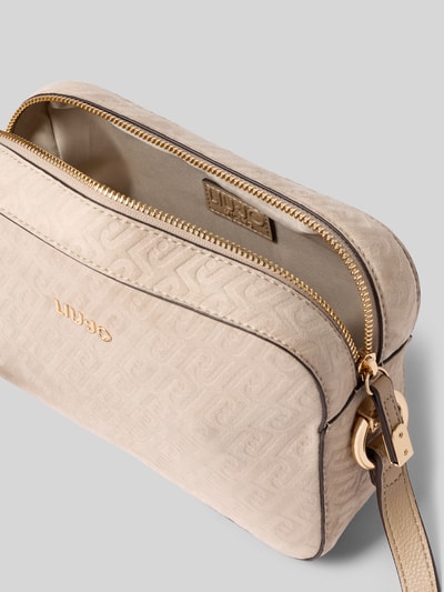 Produktfoto, Camera Case mit Logo-Applikation Modell 'Manhattan' von Liu Jo White, beige Farbe, Allover-Motiv-Prägung, Reißverschluss, schmaler Schulterriemen, Maße 23x17x7 cm, goldfarbene Details, geeignet als Damen-Tasche
