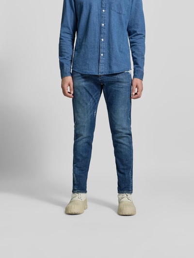 Männermodel trägt Slim Fit Jeans aus Baumwoll-Mix von Dsquared2, 5-Pocket-Design, Knopf-Reißverschluss, mittleres Blau, Ganzkörperansicht von vorne.
