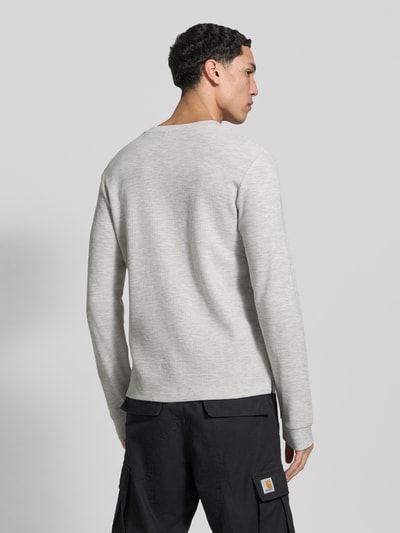 Männermodel trägt Regular Fit Longsleeve in Strick-Optik Modell 'Niagara' von Jack & Jones, hellgrau, Baumwoll-Mix, Ganzkörperansicht Rückansicht