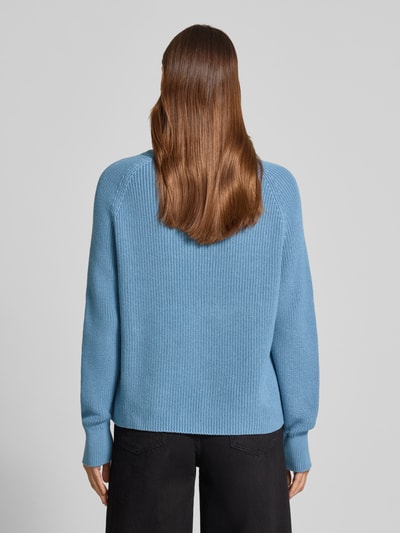Frauenmodel trägt Regular Fit Strickpullover aus reiner Baumwolle von Marc O'Polo, Optik: Unifarben, Materialverarbeitung: Strick, Ganzkörperansicht Rückansicht.