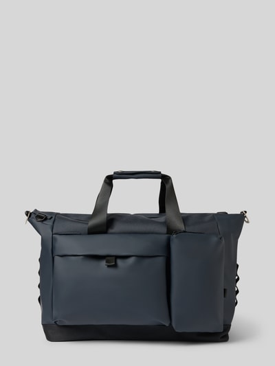 Productfoto, Weekender met Label-Detail van RAINS in donkerblauw met matte structuur, twee handgrepen, schouderriem en ritsvak, hoofdvak met ritssluiting, breedte 62 cm, lengte 40 cm, diepte 21 cm, schouderriem 135 cm.