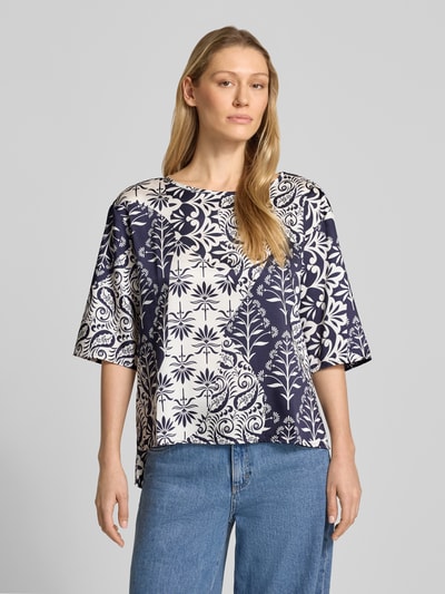 Frauenmodel trägt Blusenshirt mit 3/4-Arm Modell 'ABANO' von EMME, gemustert in Dunkelblau und Weiß, gerader Schnitt, Ganzkörperansicht von vorne.