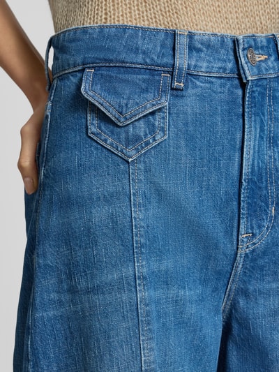 Vrouwenmodel draagt blauwe katoendenim Wide & Loose Fit Jeans uit de BOSS Orange collectie, detailopname van de heupen.