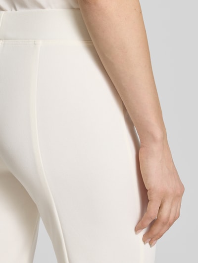 Frauenmodel trägt Hose mit Bügelfalten von Vera Mont in Creme, Material-Mix mit Stretch, sichtbare Bügelfalte, Detailaufnahme Rückansicht.