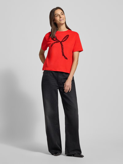Frauenmodel trägt Oversized T-Shirt aus reiner Baumwolle von Tom Tailor Denim, Optik: Unifarben, Motiv-Print, Rundhals, Kurzarm, Passform: Oversized, Material: reine Baumwolle, Ganzkörperansicht von vorne.