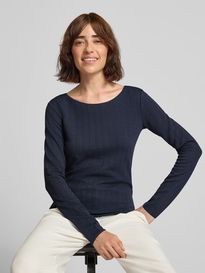 Frauenmodel trägt Regular Fit Longsleeve mit Strukturmuster von Emporio Armani, elastischer Material-Mix, dunkelblau, Nahaufnahme Oberkörper.
