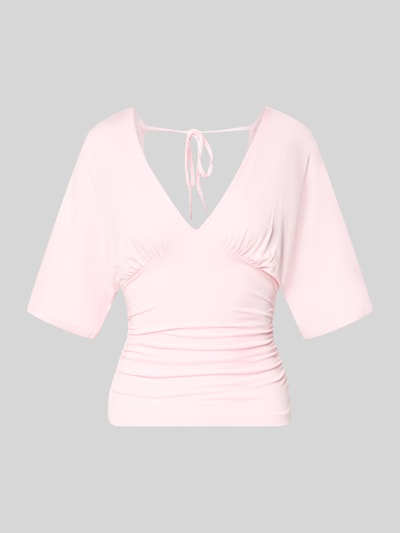 Produktfoto, Bluse aus Viskose-Mix mit V-Ausschnitt von Gina Tricot, tailliert, Halbarm, elastischer Stoff, zartrosa, glatte Textur