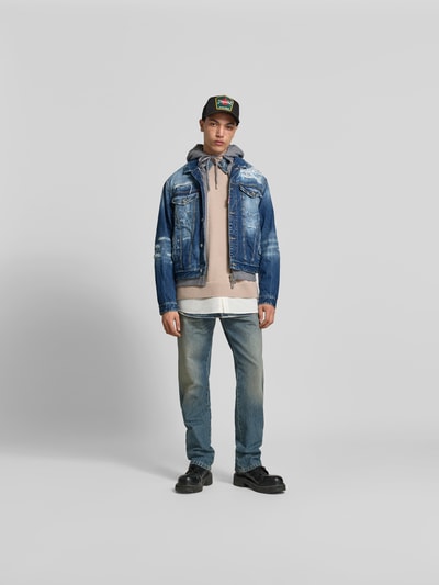 Männermodel trägt Jeansjacke mit Kapuze von Dsquared2, blauer Baumwoll-Mix, Regular-Fit, Brusttaschen, Knopfleiste, Ganzkörperansicht von vorne.