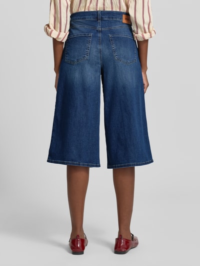 Frauenmodel trägt Bermudas im 5-Pocket-Design Modell 'Liv' von Angels in Dunkelblau, Wide Leg Fit im Baumwoll-Mix, Ganzkörperansicht Rückansicht.