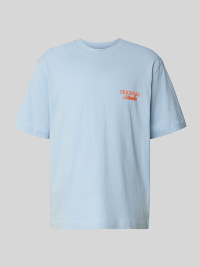 Produktfoto, hellblaues T-Shirt mit Label-Print von Jack & Jones, reine Baumwolle, Relaxed Fit, Rundhalsausschnitt, kurze Ärmel.