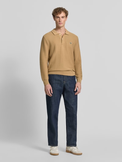 Mężczyzna model nosi Regular Fit Poloshirt aus reiner Baumwolle von Lacoste, odcień beżowy, gładka tekstura, pełny widok z przodu, kontekst: koszulka polo męska Lacoste