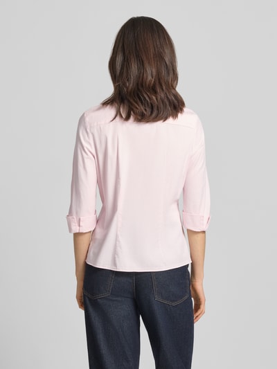 Vrouwenmodel draagt Hembluse mit 3/4-Arm mit Aufschlag van Marc Cain in lichtroze, rechte fit, katoen-viscose-mix, rugaanzicht, detailopname.