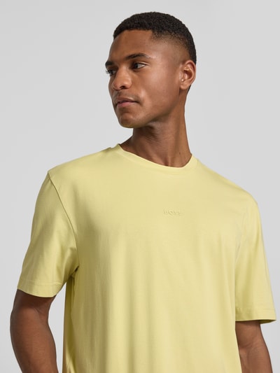 Mannelijk model draagt Regular Fit T-shirt uit katoenmix model 'TCHUP' van BOSS Orange, look: effen, labelopschrift, ronde hals, korte mouw, fijnrib, Nahaufnahme Oberkörper.