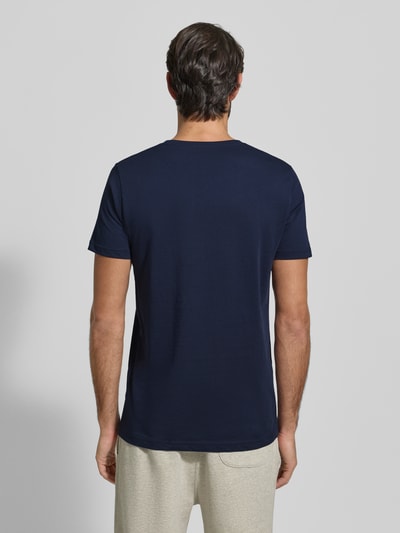 Männermodel trägt T-Shirt mit Rundhalsausschnitt im 2er-Pack von MCNEAL, reine Baumwolle, dunkelblau, Ganzkörperansicht Rückansicht.