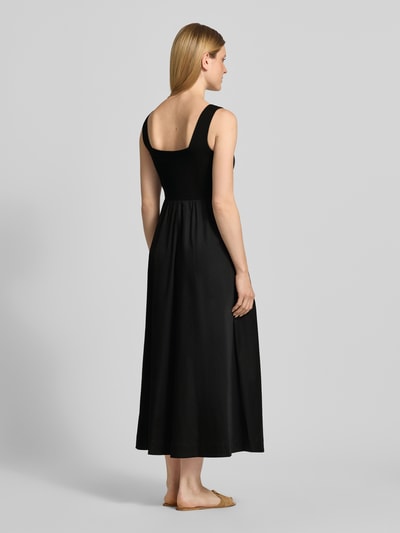 Kobiece modelka nosi Midikleid im ärmellosen Design von comma, czarny, elastyczny materiał z bawełną, krój taliowany, efekt plisowania, długość tyłu 116 cm w rozmiarze 36, szerokość w rozmiarze 36: 46 cm, widok całej sylwetki z tyłu.