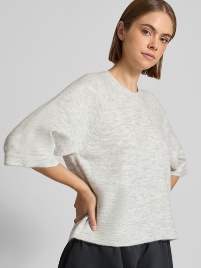 Kobiece modelka nosi jasnoszary sweter o kroju regular fit z rękawami o dł. 3/4, model 'SIMONI' od ONLY, sweter damski, półzbliżenie z przodu.