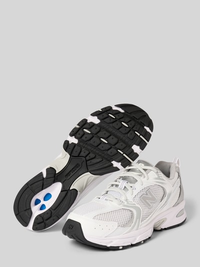 Produktfoto, Sneaker mit Label-Detail Modell 'MR530EMA' von New Balance, abgerundete Form, Schnürung, strukturierte Sohle, weiße und graue Farbtöne, Absatzhöhe 4 cm, Schafthöhe 6 cm, Schaftweite 7 cm, Damen Sneaker