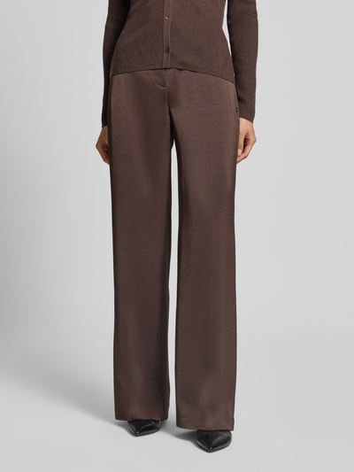 Frauenmodel trägt Schimmernde Wide Fit Hose mit Bindegürtel von Marc Cain, braune Farbe, High Waist, glänzende Textur, Ganzkörperansicht von vorne.