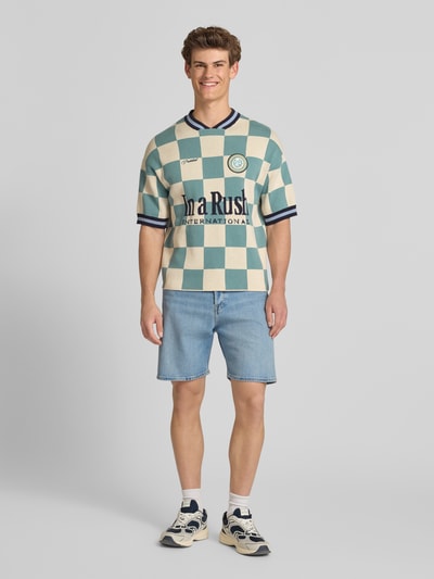 Männermodel trägt Relaxed Fit Jeansshorts Modell 'TONY' von Jack & Jones aus Baumwoll-Elasthan-Mix mit Eingrifftaschen, Ganzkörperansicht von vorne. Bundweite 42 cm, Innenbeinlänge 21 cm, Größe M.