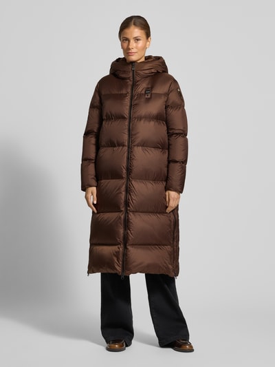 Vrouwenmodel draagt gewatteerde mantel met capuchon, tweewegritssluiting, labeldetail, Model 'CELIA' van Blauer vs, regular fit, kleur bruin, ruglengte maat S 110 cm, schouderbreedte 43 cm, borstwijdte 55 cm, mouwlengte 60 cm, geheel vooraanzicht