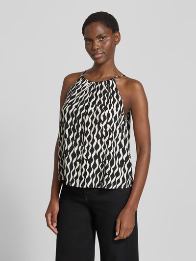 Frauenmodel trägt Relaxed Fit Top aus reiner Viskose Modell 'Foyage' von OPUS, schwarz-weißes Wellenmuster, Spaghettiträger, Nahaufnahme Oberkörper.