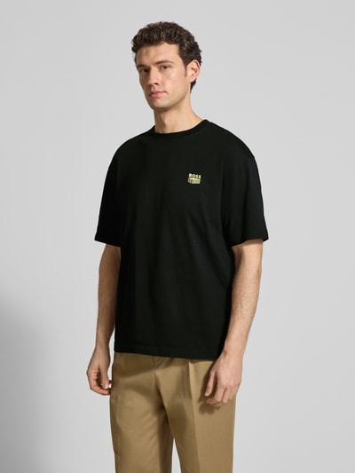 Männermodel trägt Regular Fit T-Shirt aus reiner Baumwolle Modell 'TE-BRUTALISM' von BOSS Orange in Unifarben, Ganzkörperansicht von vorne.