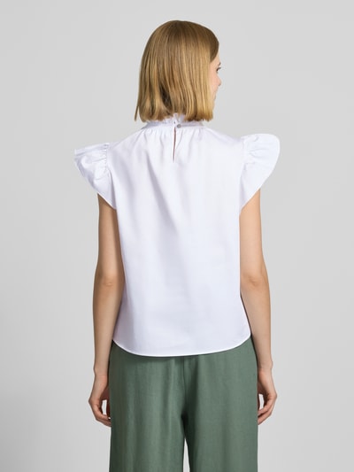 Frauenmodel trägt Blusentop aus Baumwolle mit Stehkragen von Rich & Royal in Weiß, gerader Schnitt, glatte Textur, Ganzkörperansicht Rückansicht.