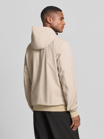 Mannelijk model draagt Jacke mit Reißverschlusstaschen Modell 'MATTEO' van CARS JEANS in beige met capuchon en ritszakken, regular fit, materiaal-mix met stretch, ruglengte 70 cm bij maat M, schouderbreedte 44 cm, borstwijdte 50 cm, mouwlengte 70 cm, volledige achterkantaanzicht.