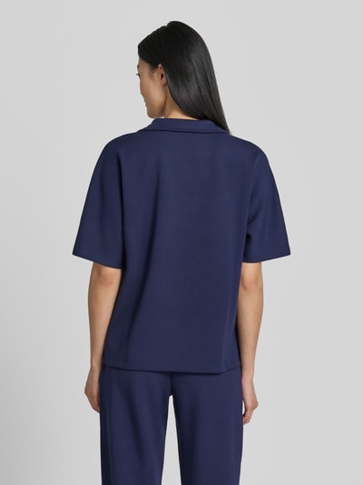 Modelka nosi Regular Fit Poloshirt mit V-Ausschnitt od Christian Berg Woman, niebieski, materiał z dodatkiem modalu, widok całej sylwetki z tyłu.