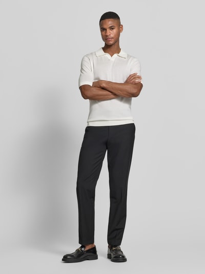 Mannenmodel draagt Slim Fit Poloshirt uit Lyocell-katoenmix van OLYMP Level Five in crème, korte mouwen, polokraag, slanke pasvorm, volledige lichaamsvoorzijde.