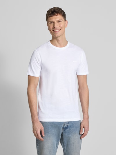 Männermodel trägt Regular Fit T-Shirt aus strukturierter Baumwolle Modell 'TEGOOD' von BOSS Orange in Weiß, unifarben, Rundhals, kurzarm, Label Print, Ganzkörperansicht von vorne.