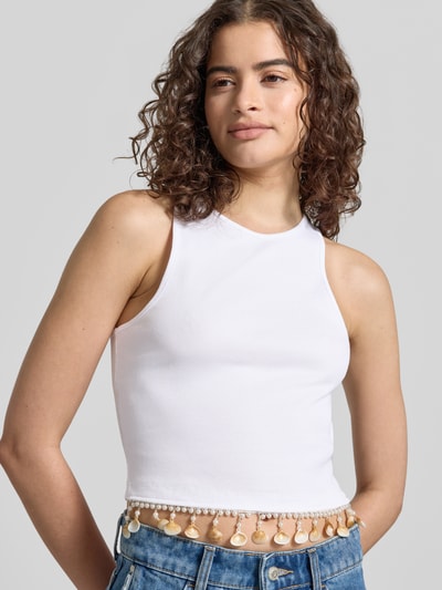 Frauenmodel trägt Slim Fit Top aus Baumwoll-Mix Modell 'SHELLY' von Only, Optik: Unifarben, Applikation: Perlen, Muscheln, Rundhals, Feinripp, Nahaufnahme Oberkörper.