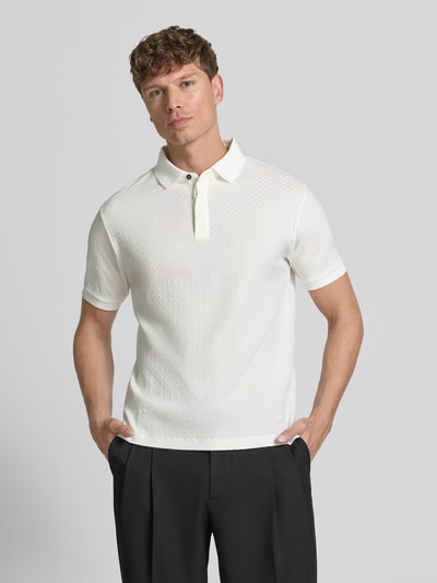 Männermodel trägt Slim Fit Poloshirt mit Strukturmuster von Emporio Armani in Weiß, reine Baumwolle, verdeckte Knopfleiste, Ganzkörperansicht von vorne.