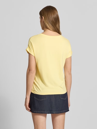 Frauenmodel trägt Regular Fit T-Shirt aus Viskose-Mix Modell 'MOSTER' von Only, Optik: Unifarben, Feinripp, Ganzkörperansicht Rückansicht.