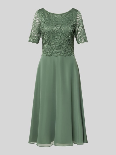 Produktfoto, Tailliertes Cocktailkleid mit Spitzenbesatz von Vera Mont in sattem Grün mit floraler Struktur und leicht fließender Textur