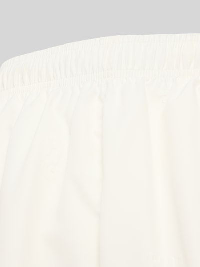 Produktfoto, Regular Fit Badeshorts mit Label-Prägung Modell 'TONAL' von HUGO, Optik: Unifarben, Struktur glatt, Bundabschluss: Elastisch, seitliche Eingrifftaschen