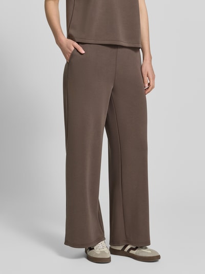 Frauenmodel trägt Wide Leg Sweatpants mit elastischem Bund Modell 'Helle' von My Essential Wardrobe im braunen Material-Mix mit Viskose-Anteil, Struktur glatt, Innenbeinlänge 71 cm, Bundweite 39 cm bei Größe S, Ganzkörperansicht von vorne.