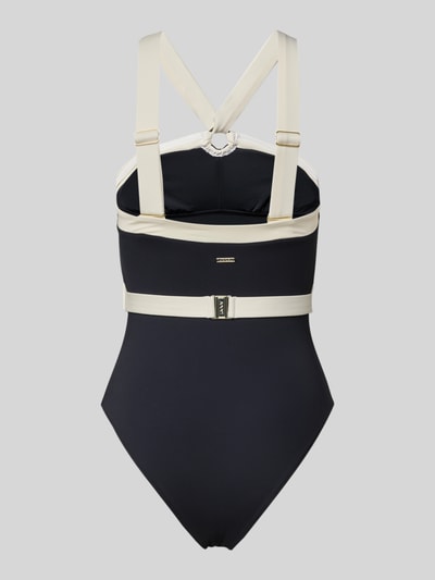 Frauenmodel trägt Badeanzug mit breiten Trägern Modell 'Blanca Beach' von JOOP! Collection in Schwarz und Beige, Material-Mix, Ganzkörperansicht Rückansicht.